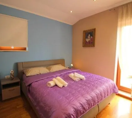 Iris Apartment *